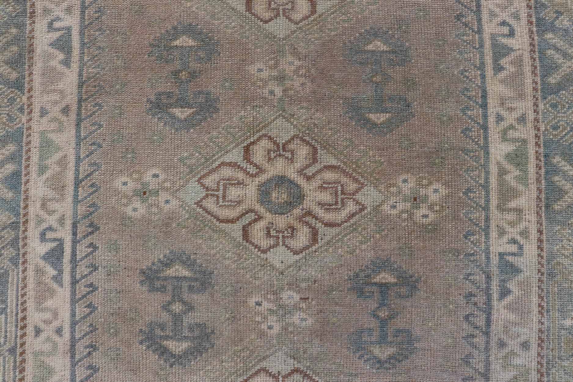 Vintage Turkish Rug with Unique Design in Blue, Taupe, Butter & Neutral Colors. Keivan Woven Arts / rug EN - 15376, country of origin / type: Turkey / Oushak, circa 1950 Measures: 4'6 x 6'6 This enchanting and unique vintage Oushak rug was made in... - Keivan Woven ArtsEN - 15376 - 23821Rug