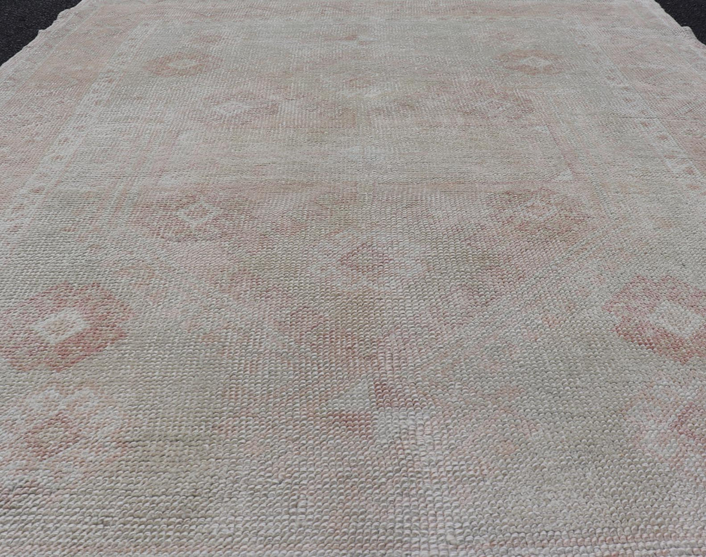 Oushak Vintage Rug with Pastel Colors in Tan, Green, Butter Yellow, and Peach. Keivan Woven Arts, Rug EN - 15526, country of origin / type: Turkey / Oushak, circa mid - 20th century. Measures: 4'6 x 6'0 This vintage Turkish Oushak rug (circa mid... - Keivan Woven ArtsEN - 15526 - 23833Rug
