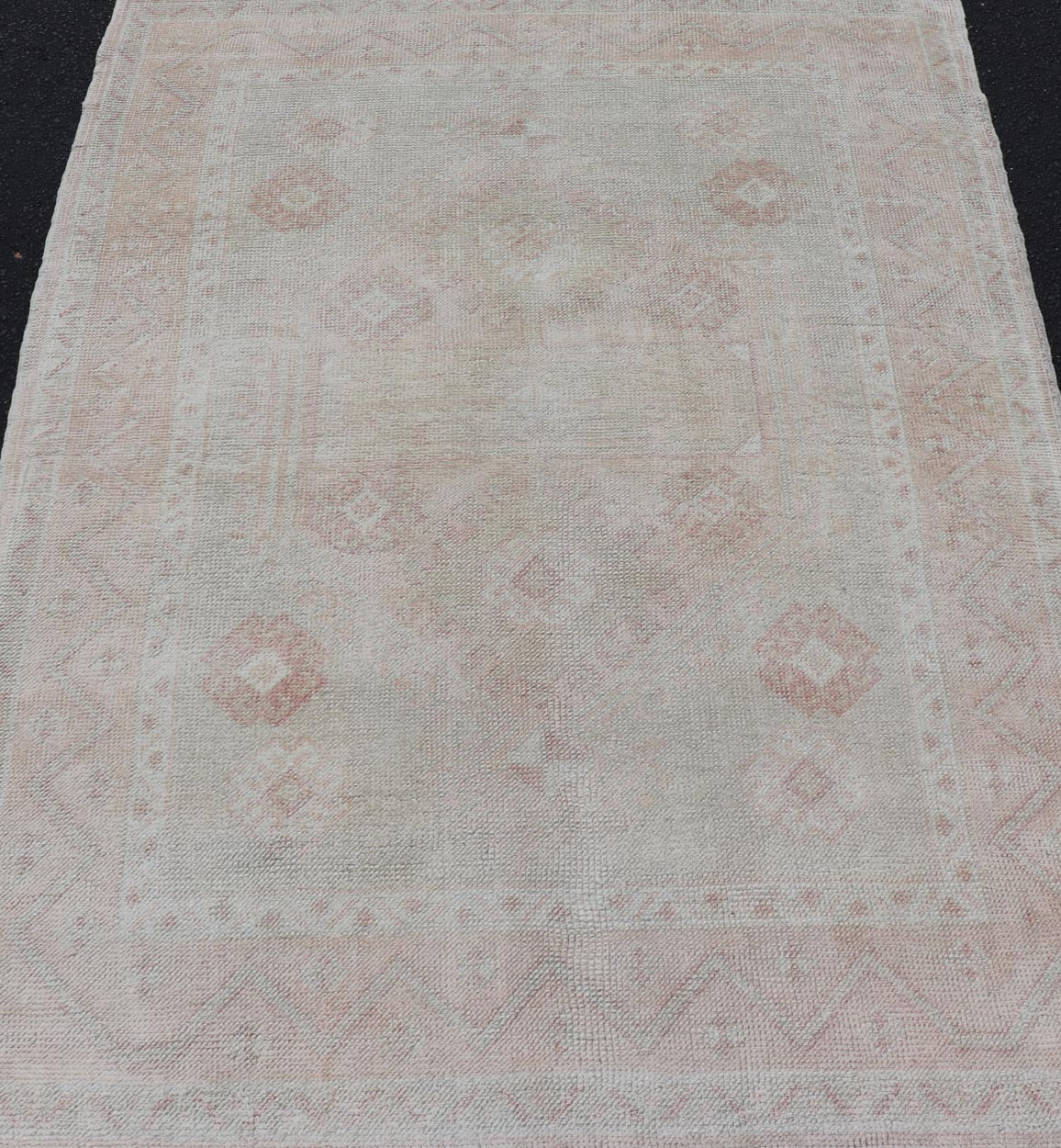Oushak Vintage Rug with Pastel Colors in Tan, Green, Butter Yellow, and Peach. Keivan Woven Arts, Rug EN - 15526, country of origin / type: Turkey / Oushak, circa mid - 20th century. Measures: 4'6 x 6'0 This vintage Turkish Oushak rug (circa mid... - Keivan Woven ArtsEN - 15526 - 23833Rug
