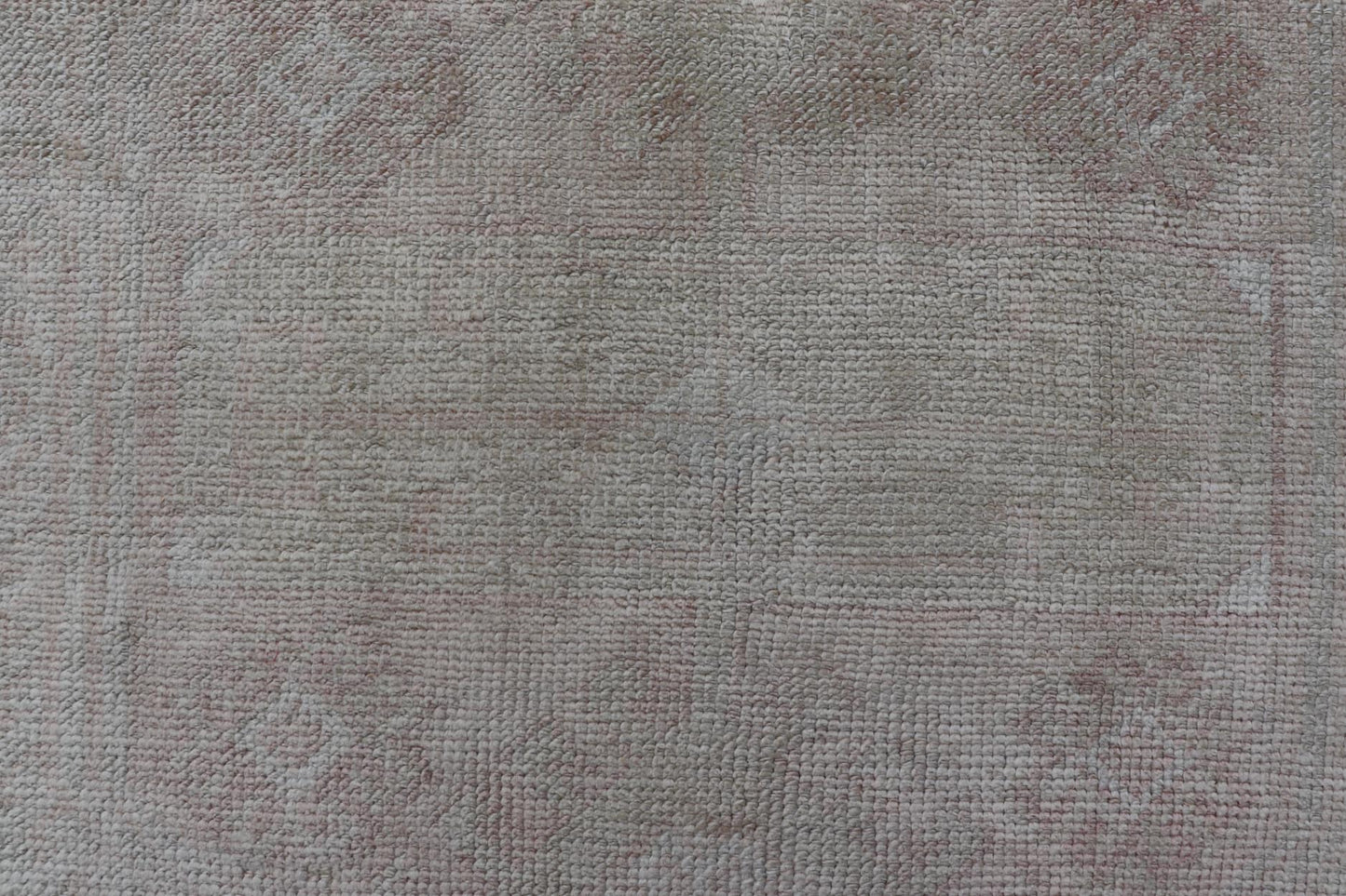 Oushak Vintage Rug with Pastel Colors in Tan, Green, Butter Yellow, and Peach. Keivan Woven Arts, Rug EN - 15526, country of origin / type: Turkey / Oushak, circa mid - 20th century. Measures: 4'6 x 6'0 This vintage Turkish Oushak rug (circa mid... - Keivan Woven ArtsEN - 15526 - 23833Rug