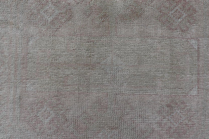 Oushak Vintage Rug with Pastel Colors in Tan, Green, Butter Yellow, and Peach. Keivan Woven Arts, Rug EN - 15526, country of origin / type: Turkey / Oushak, circa mid - 20th century. Measures: 4'6 x 6'0 This vintage Turkish Oushak rug (circa mid... - Keivan Woven ArtsEN - 15526 - 23833Rug