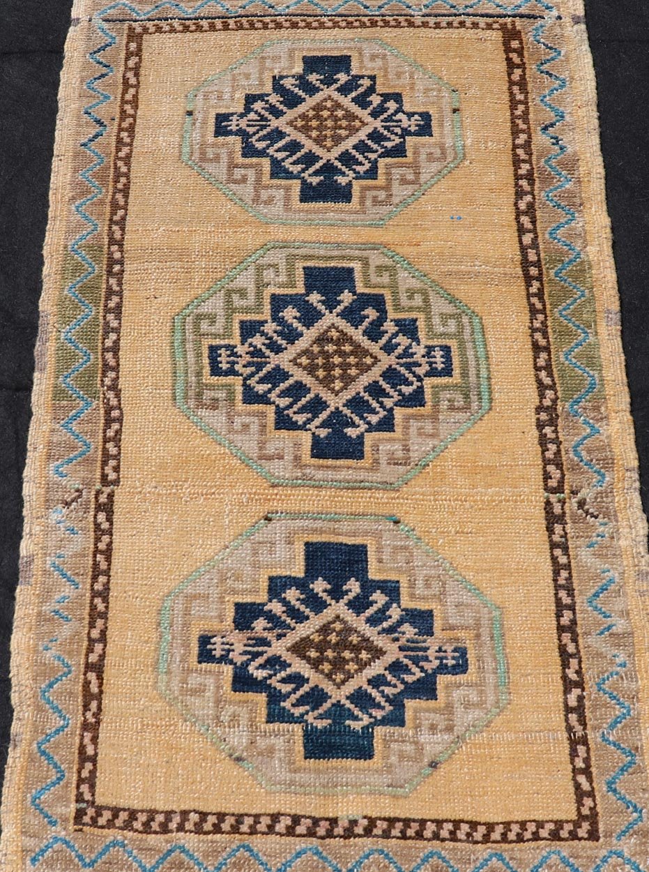 Vintage Turkish Oushak Rug with All - Over Sub - Geometric Medallion Design Keivan Woven Arts / rug EN - 15913, country of origin / type: Turkey / Oushak, circa 1950 Measures: 2'0 x 3'1 - Keivan Woven ArtsEN - 15913 - 23858Rug