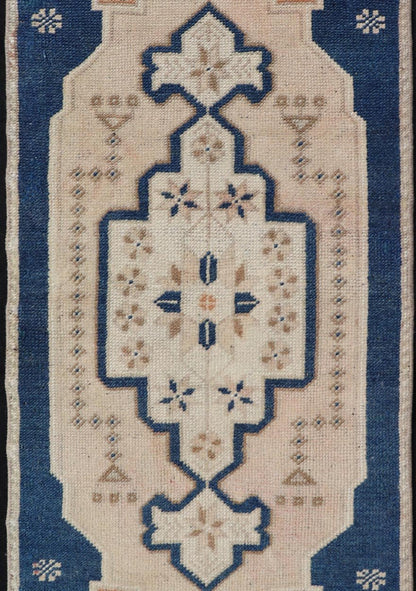 Vintage Turkish Oushak Rug with All - Over Sub - Geometric Medallion Design Keivan Woven Arts / rug EN - 15922, country of origin / type: Turkey / Oushak, circa 1950 Measures: 1'7 x 3'9 - Keivan Woven ArtsEN - 15922 - 24115Rug