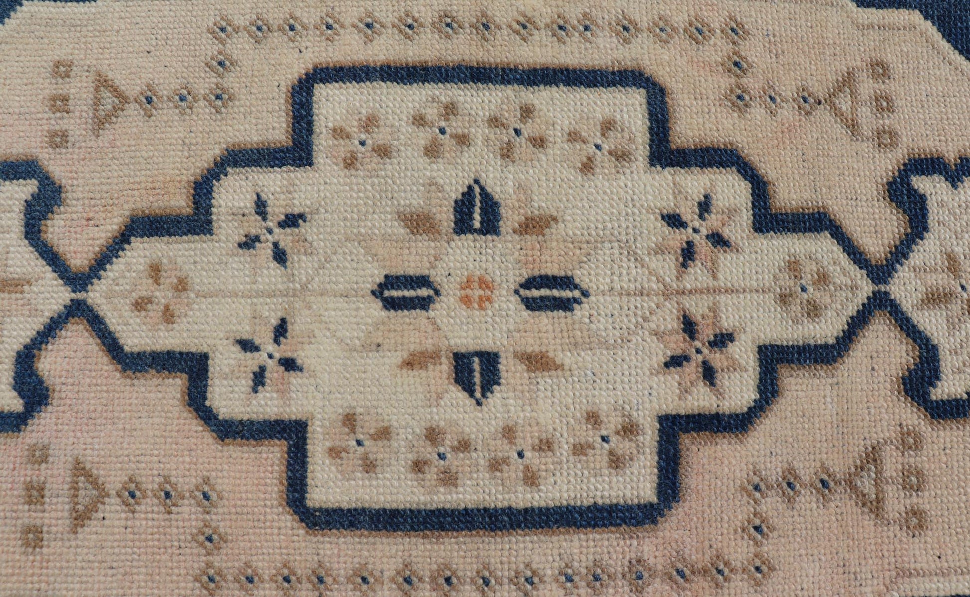 Vintage Turkish Oushak Rug with All - Over Sub - Geometric Medallion Design Keivan Woven Arts / rug EN - 15922, country of origin / type: Turkey / Oushak, circa 1950 Measures: 1'7 x 3'9 - Keivan Woven ArtsEN - 15922 - 24115Rug