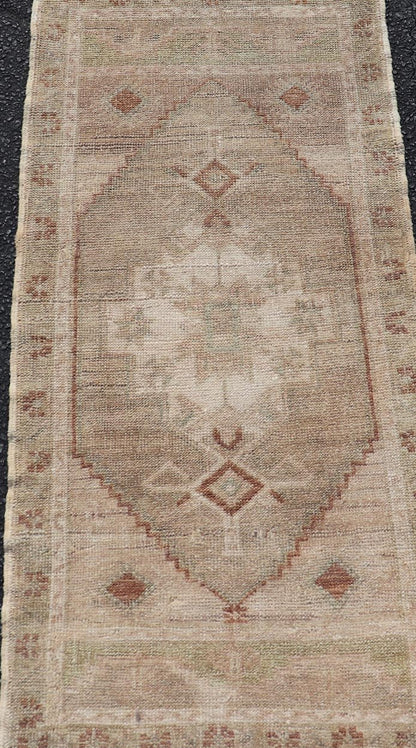 Vintage Turkish Oushak Rug with All - Over Sub - Geometric Medallion Design Keivan Woven Arts / rug EN - 15924, country of origin / type: Turkey / Oushak, circa 1950 Measures: 1'7 x 3'4 - Keivan Woven ArtsEN - 15924 - 24127Rug