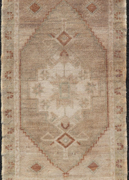 Vintage Turkish Oushak Rug with All - Over Sub - Geometric Medallion Design Keivan Woven Arts / rug EN - 15924, country of origin / type: Turkey / Oushak, circa 1950 Measures: 1'7 x 3'4 - Keivan Woven ArtsEN - 15924 - 24127Rug