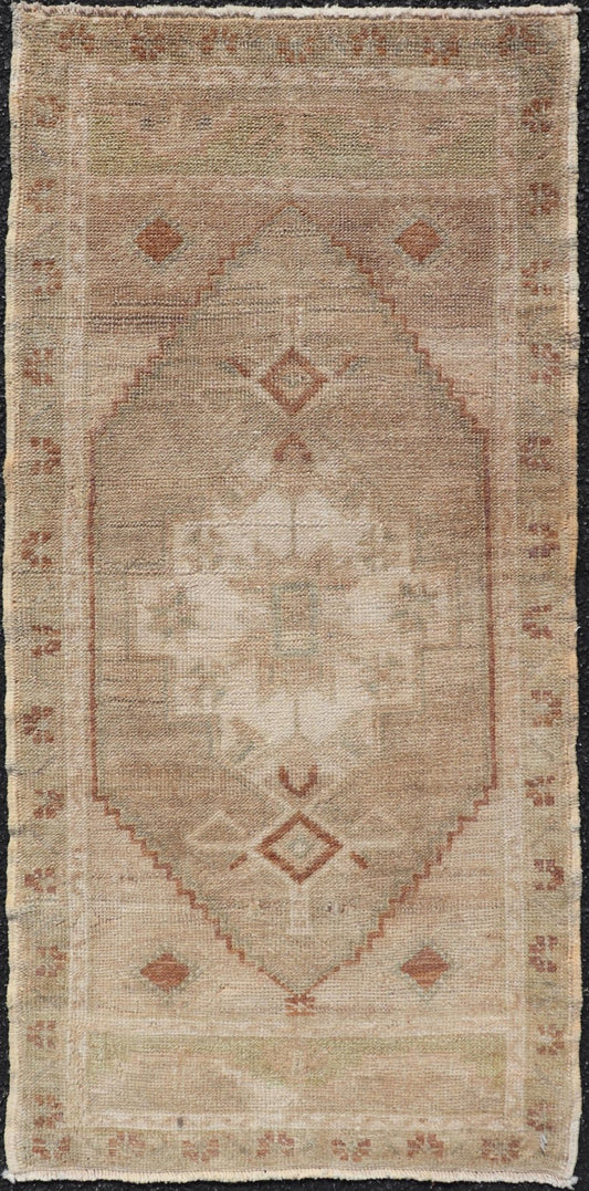 Vintage Turkish Oushak Rug with All - Over Sub - Geometric Medallion Design Keivan Woven Arts / rug EN - 15924, country of origin / type: Turkey / Oushak, circa 1950 Measures: 1'7 x 3'4 - Keivan Woven ArtsEN - 15924 - 24127Rug