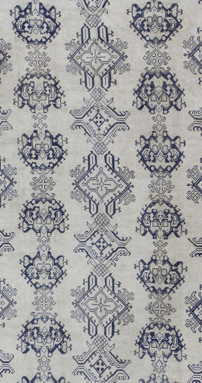 Navy Blue and Ivory Antique Turkish Oushak Rug with Vertical Geometric Design kwarugs Navy blue and ivory antique Turkish Oushak rug with vertical Geometric Design, rug en - 165161, country of origin type: Turkey Oushak, circa 1920. Thi... - Keivan Woven ArtsEN - 165161 - 9426Rug