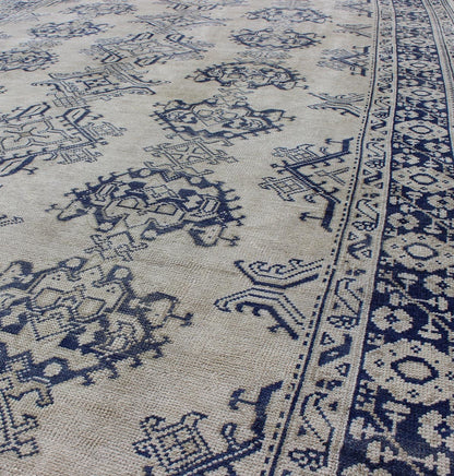 Navy Blue and Ivory Antique Turkish Oushak Rug with Vertical Geometric Design kwarugs Navy blue and ivory antique Turkish Oushak rug with vertical Geometric Design, rug en - 165161, country of origin type: Turkey Oushak, circa 1920. Thi... - Keivan Woven ArtsEN - 165161 - 9426Rug
