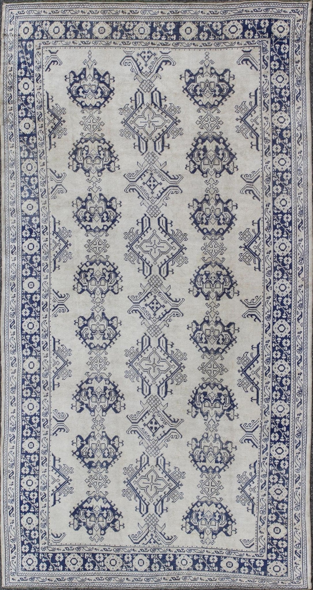 Navy Blue and Ivory Antique Turkish Oushak Rug with Vertical Geometric Design kwarugs Navy blue and ivory antique Turkish Oushak rug with vertical Geometric Design, rug en - 165161, country of origin type: Turkey Oushak, circa 1920. Thi... - Keivan Woven ArtsEN - 165161 - 9426Rug
