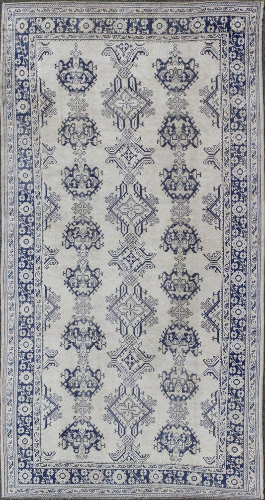 Navy Blue and Ivory Antique Turkish Oushak Rug with Vertical Geometric Design kwarugs Navy blue and ivory antique Turkish Oushak rug with vertical Geometric Design, rug en - 165161, country of origin type: Turkey Oushak, circa 1920. Thi... - Keivan Woven ArtsEN - 165161 - 9426Rug