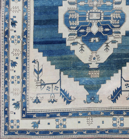 Floral Medallion design Oushak rug from 1940s Turkey in ivory and blue tones, rug en - 165321, country of origin / type: Turkey / Oushak, circa 1940. This striking vintage Turkish Oushak rug bears an ivory - colored body that is highlighted by a daz... - Keivan Woven ArtsEN - 165321 - 9436Rug