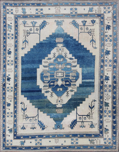 Floral Medallion design Oushak rug from 1940s Turkey in ivory and blue tones, rug en - 165321, country of origin / type: Turkey / Oushak, circa 1940. This striking vintage Turkish Oushak rug bears an ivory - colored body that is highlighted by a daz... - Keivan Woven ArtsEN - 165321 - 9436Rug