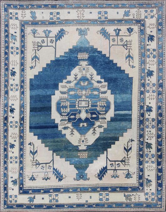 Floral Medallion design Oushak rug from 1940s Turkey in ivory and blue tones, rug en - 165321, country of origin / type: Turkey / Oushak, circa 1940. This striking vintage Turkish Oushak rug bears an ivory - colored body that is highlighted by a daz... - Keivan Woven ArtsEN - 165321 - 9436