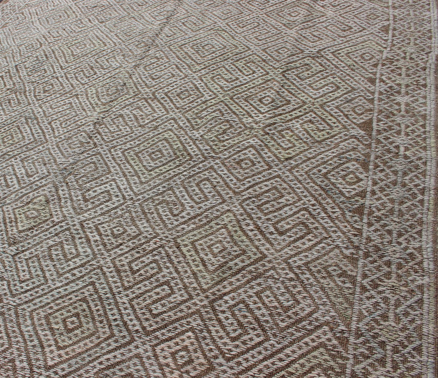 Large Vintage Embroidered Flat - Weave in Ivory and Brown With Geometric Design. Geometric Design Vintage Kilim Rug from Turkey in Natural Tones, rug en - 165322, country of origin / type: Turkey / Kilim, circa 1950 Featuring a beautiful geo... - Keivan Woven ArtsEN - 165322 - 10954Rug