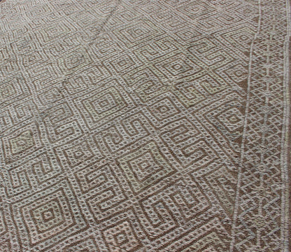 Large Vintage Embroidered Flat - Weave in Ivory and Brown With Geometric Design. Geometric Design Vintage Kilim Rug from Turkey in Natural Tones, rug en - 165322, country of origin / type: Turkey / Kilim, circa 1950 Featuring a beautiful geo... - Keivan Woven ArtsEN - 165322 - 10954Rug