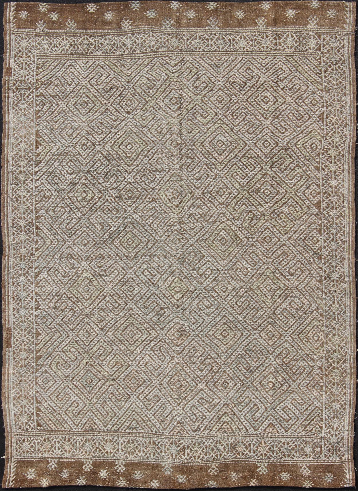 Large Vintage Embroidered Flat - Weave in Ivory and Brown With Geometric Design. Geometric Design Vintage Kilim Rug from Turkey in Natural Tones, rug en - 165322, country of origin / type: Turkey / Kilim, circa 1950 Featuring a beautiful geo... - Keivan Woven ArtsEN - 165322 - 10954Rug