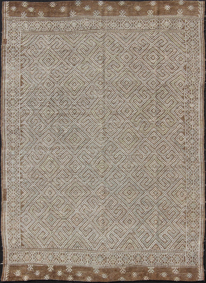 Large Vintage Embroidered Flat - Weave in Ivory and Brown With Geometric Design. Geometric Design Vintage Kilim Rug from Turkey in Natural Tones, rug en - 165322, country of origin / type: Turkey / Kilim, circa 1950 Featuring a beautiful geo... - Keivan Woven ArtsEN - 165322 - 10954Rug