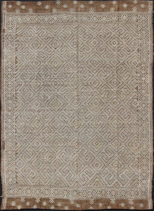 Large Vintage Embroidered Flat - Weave in Ivory and Brown With Geometric Design. Geometric Design Vintage Kilim Rug from Turkey in Natural Tones, rug en - 165322, country of origin / type: Turkey / Kilim, circa 1950 Featuring a beautiful geo... - Keivan Woven ArtsEN - 165322 - 10954Rug