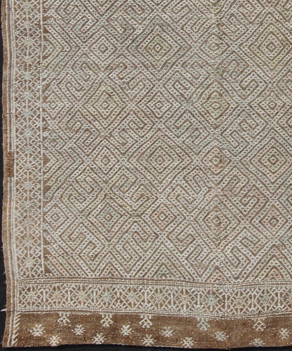 Large Vintage Embroidered Flat - Weave in Ivory and Brown With Geometric Design. Geometric Design Vintage Kilim Rug from Turkey in Natural Tones, rug en - 165322, country of origin / type: Turkey / Kilim, circa 1950 Featuring a beautiful geo... - Keivan Woven ArtsEN - 165322 - 10954Rug