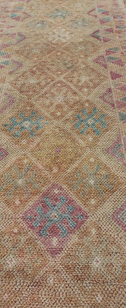 Long geometric design Turkish Oushak runner in nude, teal, light purple and gold, rug en - 165355, country of origin / type: Turkey / Oushak, circa 1940 This beautiful vintage Oushak runner from 1940s Turkey features a classic Oushak design, which... - Keivan Woven ArtsEN - 165355 - 9448Rug
