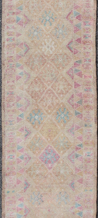 Long geometric design Turkish Oushak runner in nude, teal, light purple and gold, rug en - 165355, country of origin / type: Turkey / Oushak, circa 1940 This beautiful vintage Oushak runner from 1940s Turkey features a classic Oushak design, which... - Keivan Woven ArtsEN - 165355 - 9448Rug