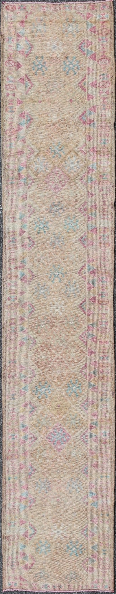 Long geometric design Turkish Oushak runner in nude, teal, light purple and gold, rug en - 165355, country of origin / type: Turkey / Oushak, circa 1940 This beautiful vintage Oushak runner from 1940s Turkey features a classic Oushak design, which... - Keivan Woven ArtsEN - 165355 - 9448