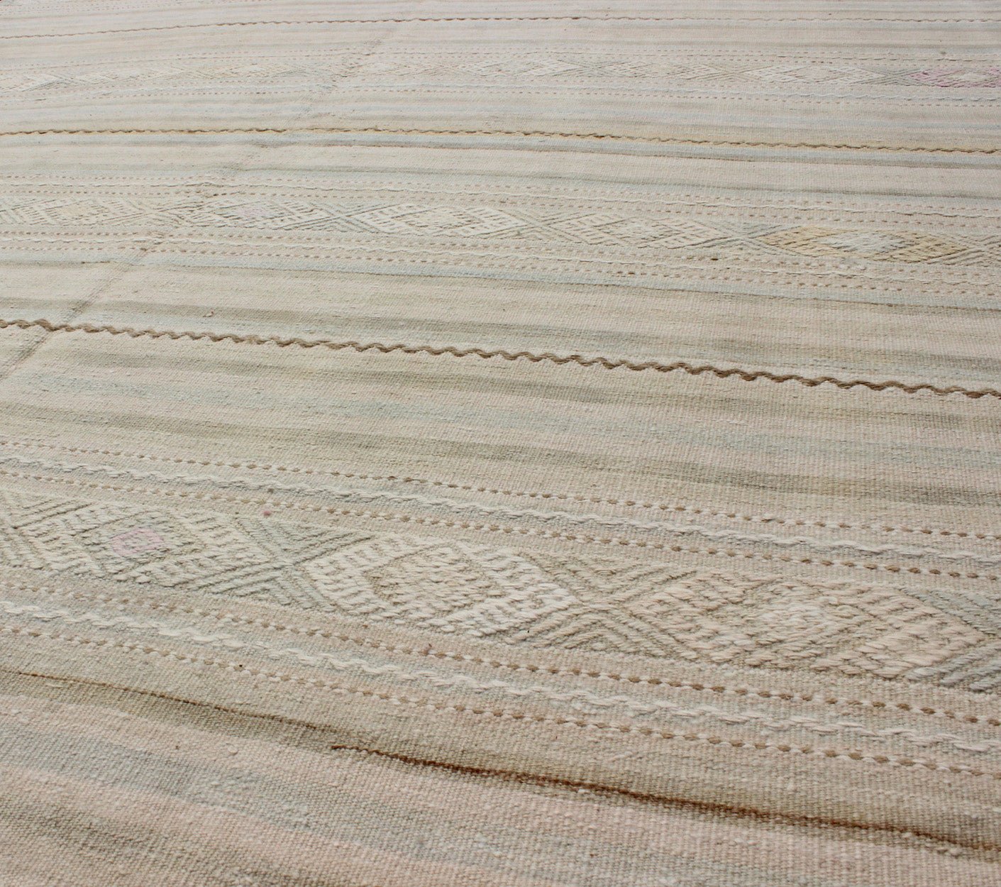 Vintage Turkish Kilim Rug With Neutral Horizontal Stripes and Geometric Designs Vintage Turkish Kilim rug with neutral horizontal stripes and geometric designs, Keivan Woven Arts / rug en - 165650, country of origin / type: Turkey / Kilim, circa 1... - Keivan Woven ArtsEN - 165650 - 9046Rug