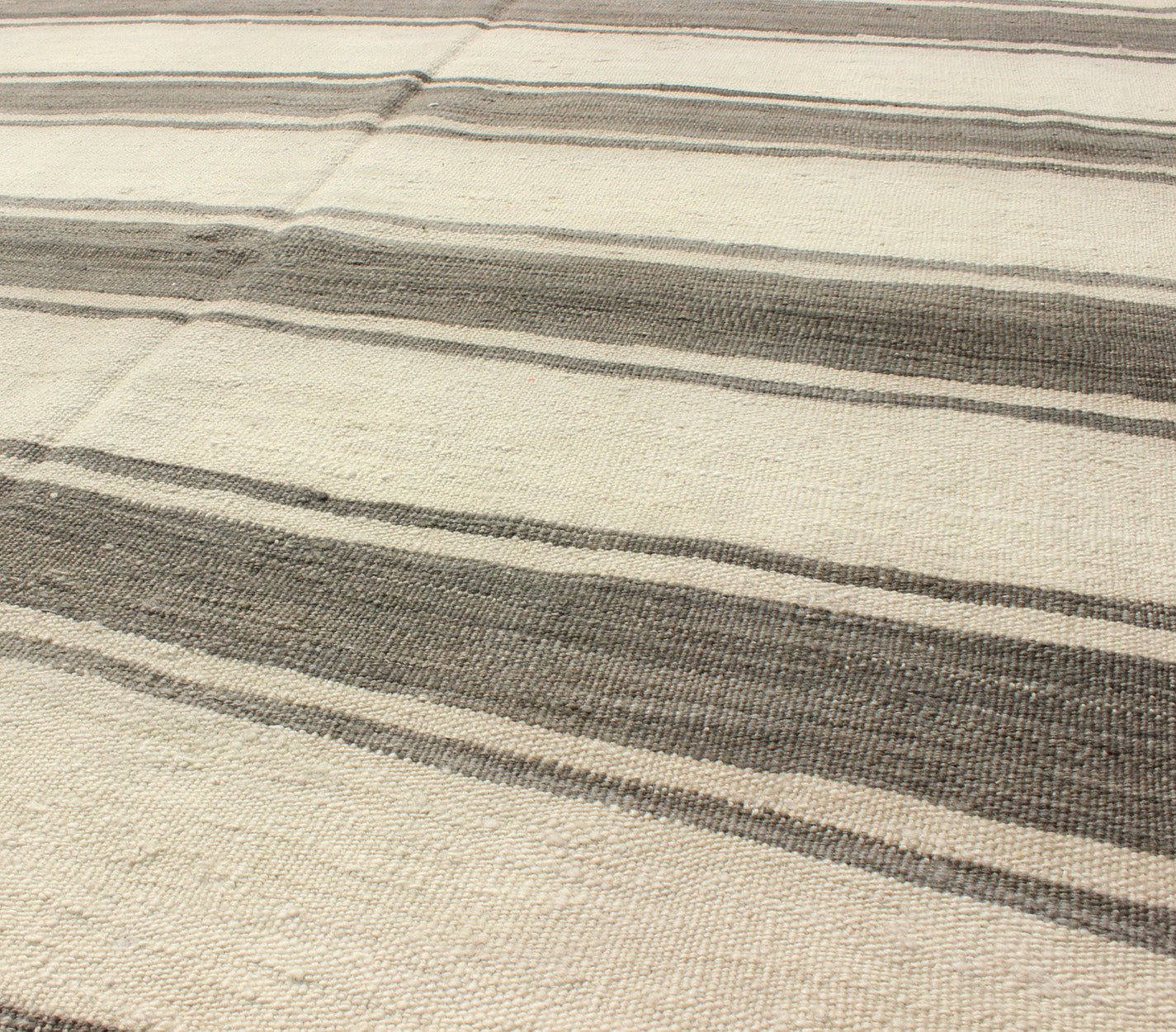 Vintage Turkish Kilim Rug with Horizontal Gray Stripes and a Modern Design kwarugs kilim Modern design vintage Turkish Kilim rug in cream with horizontal gray stripes, rug en - 165668, country of origin / type: Turkey / Kilim, circa mid - 20th centu... - Keivan Woven ArtsEN - 165668 - 9068Rug