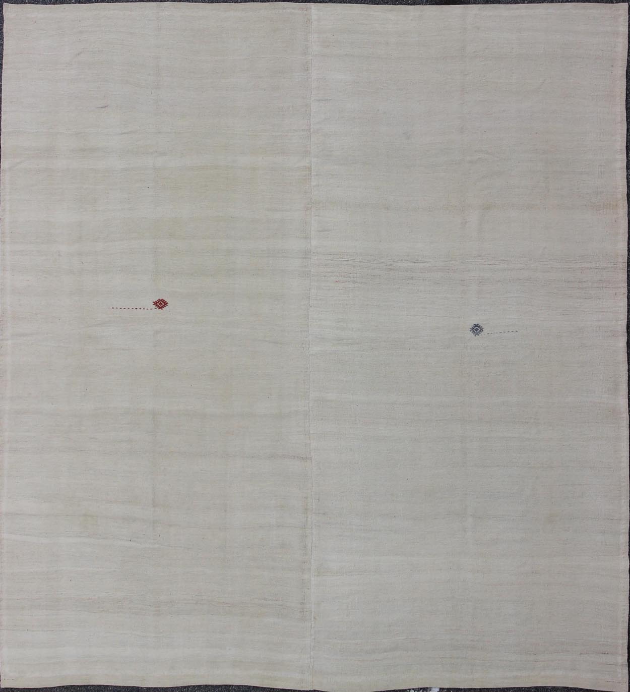 Square - Sized Mid - Century Turkish Kilim Rug with Subtle Variegated Cream Design Variegated Gray Subtle Design Square - Sized Vintage Kilim Rug from Turkey, rug en - 165669, country of origin / type: Turkey / Kilim, circa 1950 Featuring a subt... - Keivan Woven ArtsEN - 165669 - 9462Rug