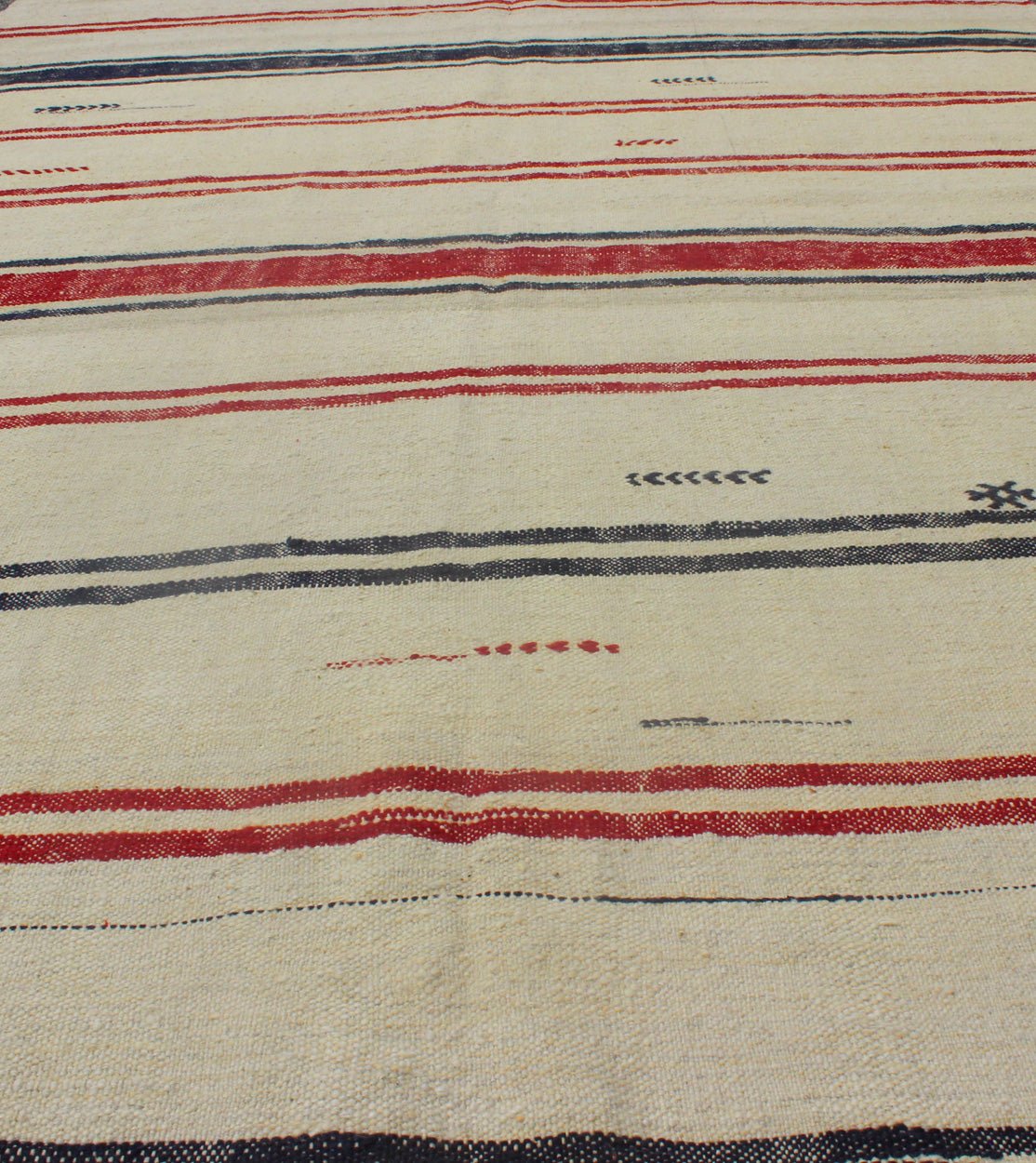 Turkish Kilim rug with horizontal stripes in red and blue, cream background, rug en - 165684, country of origin / type: Turkey / Kilim, circa 1950 Woven during the mid - 20th century in Turkey, this designer Kilim is decorated with a horizontal stri... - Keivan Woven ArtsEN - 165684 - 9072Rug