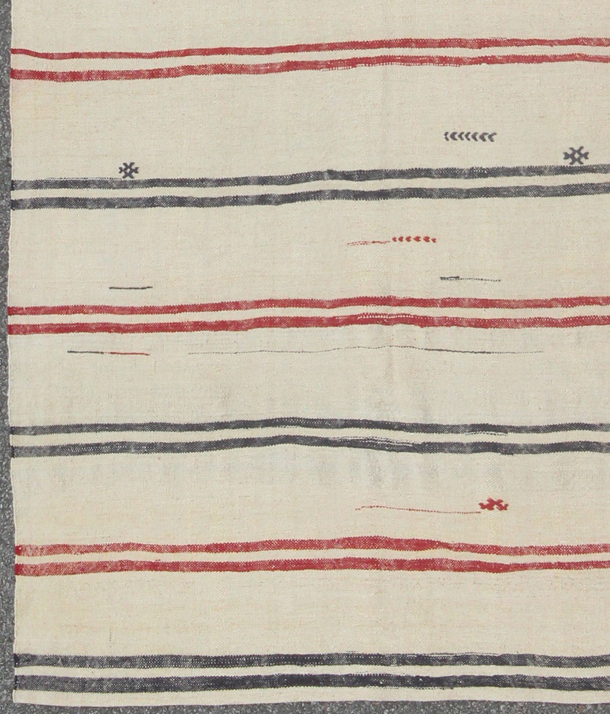 Turkish Kilim rug with horizontal stripes in red and blue, cream background, rug en - 165684, country of origin / type: Turkey / Kilim, circa 1950 Woven during the mid - 20th century in Turkey, this designer Kilim is decorated with a horizontal stri... - Keivan Woven ArtsEN - 165684 - 9072Rug