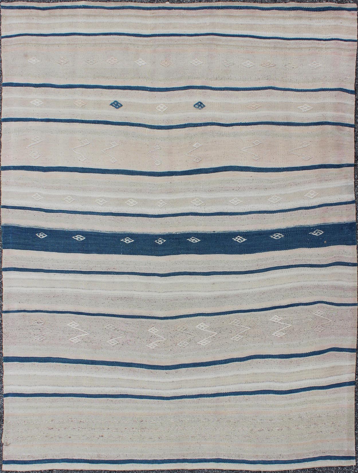 Keivan Woven Arts - Vintage Flat - Weave Kilim with navy Blue, Light Green & Taupe in Striped Design Vintage Flat - woven Kilim blue, rug EN - 165688, country of origin / type: Turkey / Kilim, circa 1950 This Turkish Kilim flat - woven is perfectly s... - Keivan Woven ArtsEN - 165688 - 9472Rug