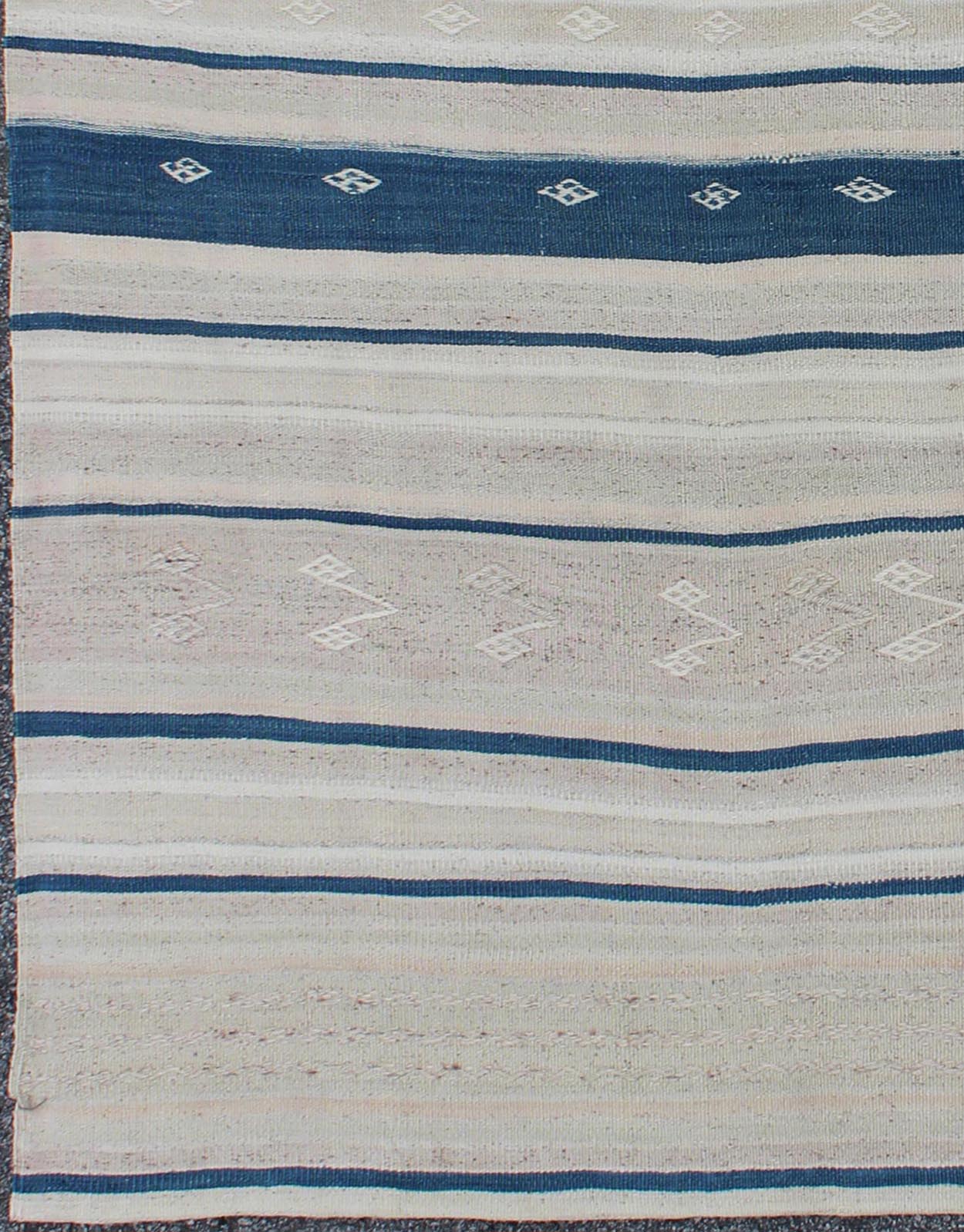 Keivan Woven Arts - Vintage Flat - Weave Kilim with navy Blue, Light Green & Taupe in Striped Design Vintage Flat - woven Kilim blue, rug EN - 165688, country of origin / type: Turkey / Kilim, circa 1950 This Turkish Kilim flat - woven is perfectly s... - Keivan Woven ArtsEN - 165688 - 9472Rug