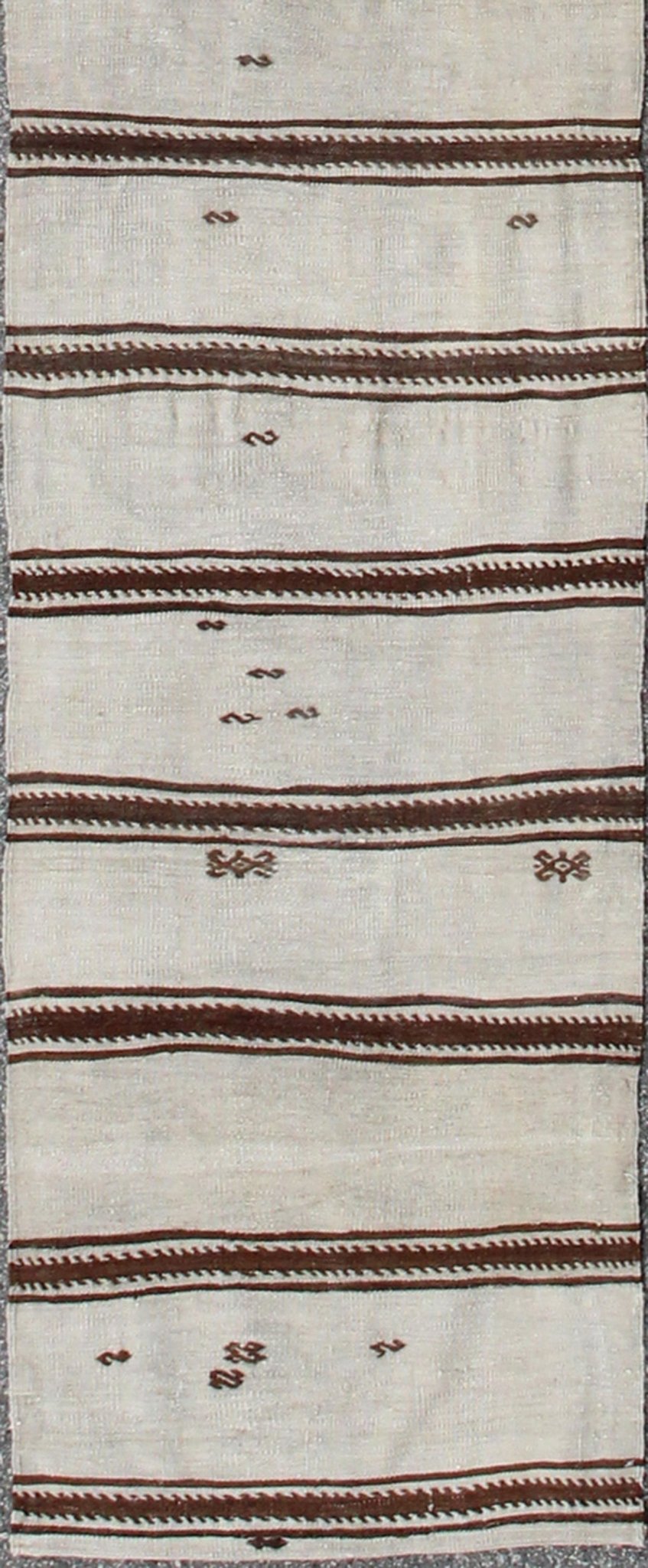 Ivory and brown flat - weave Kilim Runner vintage from Turkey with horizontal stripe design, Keivan Woven Arts / rug en - 165693, country of origin / type: Turkey / Kilim, circa 1940. Featuring a striking stripe design, this unique 1940s Kilim runne... - Keivan Woven ArtsEN - 165693 - 9076Rug