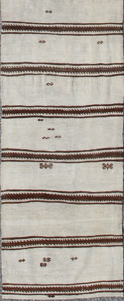 Ivory and brown flat - weave Kilim Runner vintage from Turkey with horizontal stripe design, Keivan Woven Arts / rug en - 165693, country of origin / type: Turkey / Kilim, circa 1940. Featuring a striking stripe design, this unique 1940s Kilim runne... - Keivan Woven ArtsEN - 165693 - 9076Rug