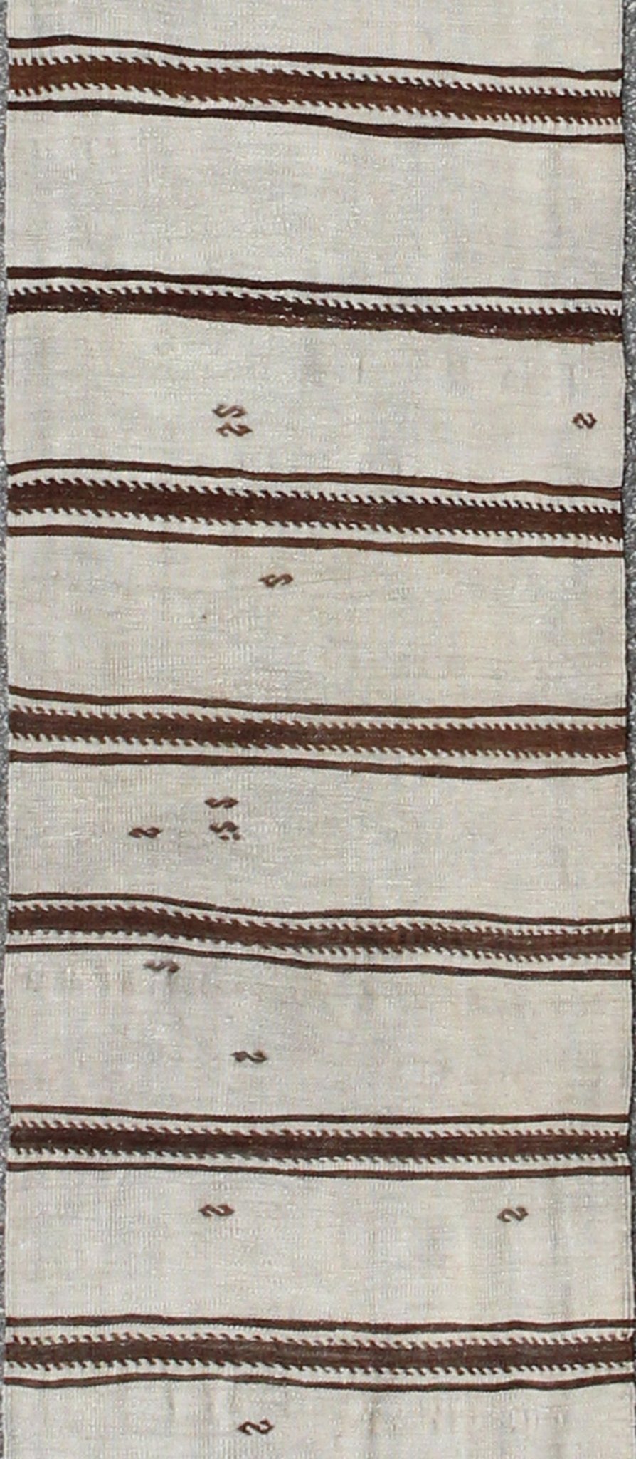 Ivory and brown flat - weave Kilim Runner vintage from Turkey with horizontal stripe design, Keivan Woven Arts / rug en - 165693, country of origin / type: Turkey / Kilim, circa 1940. Featuring a striking stripe design, this unique 1940s Kilim runne... - Keivan Woven ArtsEN - 165693 - 9076Rug