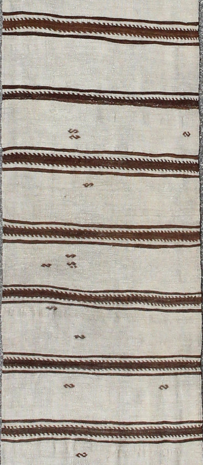 Ivory and brown flat - weave Kilim Runner vintage from Turkey with horizontal stripe design, Keivan Woven Arts / rug en - 165693, country of origin / type: Turkey / Kilim, circa 1940. Featuring a striking stripe design, this unique 1940s Kilim runne... - Keivan Woven ArtsEN - 165693 - 9076Rug