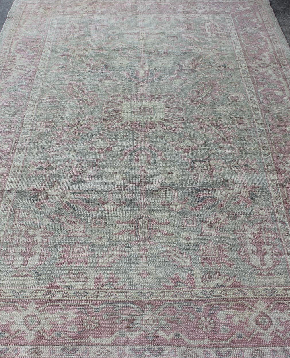 Medallion Design Turkish Antique Oushak Rug in Light Tones of Pink, Blush, Nude, L.Green, rug en - 165872, country of origin / type: Turkey / Oushak, circa 1930 This vintage Turkish Oushak carpet (circa mid - 20th century) features a central medalli... - Keivan Woven ArtsEN - 165872 - 10173Rug