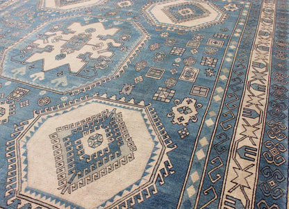 Oushak vintage rug from Turkey with Geometric hooked medallion in blue and cream tones. Keivan Woven Arts / rug EN - 165873, country of origin / type: Turkey / Oushak, circa 1930. Measures: 13' x 15'. This striking vintage Turkish Oushak rug bears ... - Keivan Woven ArtsEN - 165873 - 10616Rug