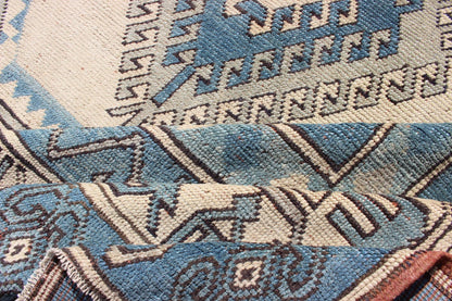 Oushak vintage rug from Turkey with Geometric hooked medallion in blue and cream tones. Keivan Woven Arts / rug EN - 165873, country of origin / type: Turkey / Oushak, circa 1930. Measures: 13' x 15'. This striking vintage Turkish Oushak rug bears ... - Keivan Woven ArtsEN - 165873 - 10616Rug