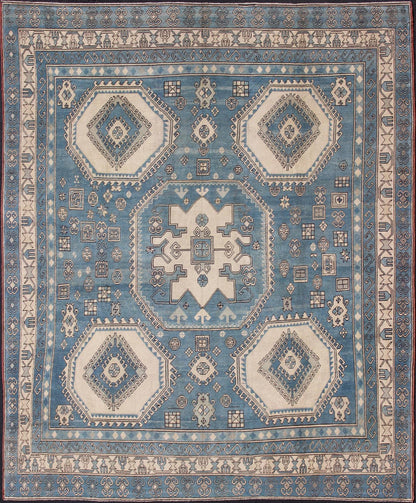 Oushak vintage rug from Turkey with Geometric hooked medallion in blue and cream tones. Keivan Woven Arts / rug EN - 165873, country of origin / type: Turkey / Oushak, circa 1930. Measures: 13' x 15'. This striking vintage Turkish Oushak rug bears ... - Keivan Woven ArtsEN - 165873 - 10616Rug
