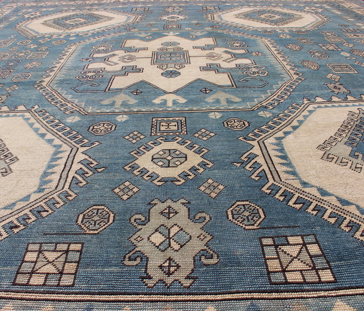 Oushak vintage rug from Turkey with Geometric hooked medallion in blue and cream tones. Keivan Woven Arts / rug EN - 165873, country of origin / type: Turkey / Oushak, circa 1930. Measures: 13' x 15'. This striking vintage Turkish Oushak rug bears ... - Keivan Woven ArtsEN - 165873 - 10616Rug