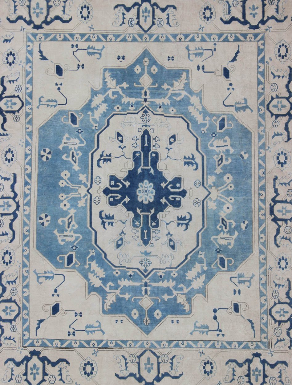 Oushak Rug with Dark and Light Blue Medallion Design Vintage Oushak from Turkey with Creamy Ivory and Blue Design, rug en - 165880, country of origin / type: Turkey / Oushak, circa 1940 This vintage Oushak carpet features a simple navy blue... - Keivan Woven ArtsEN - 165880 - 11253Rug