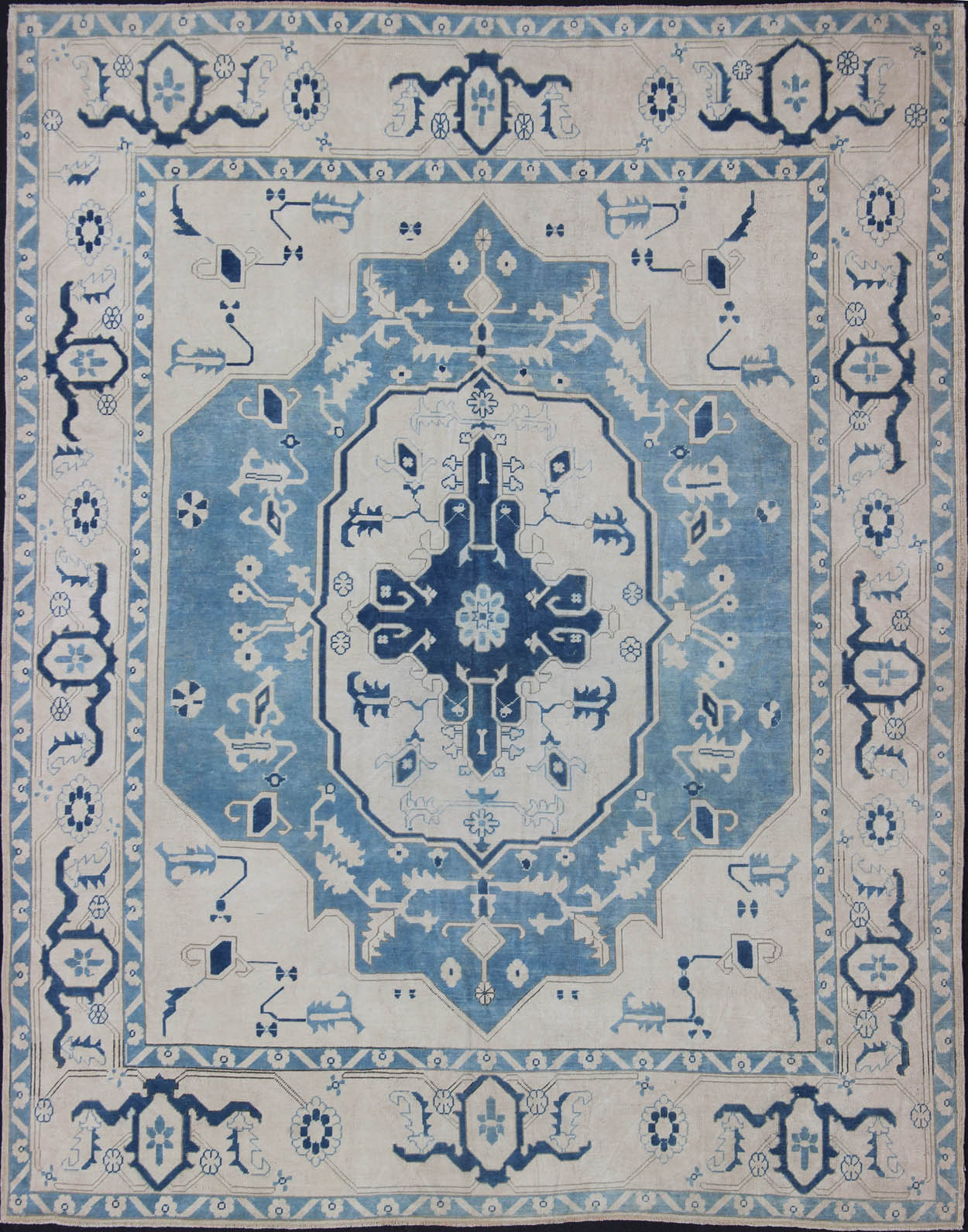 Oushak Rug with Dark and Light Blue Medallion Design Vintage Oushak from Turkey with Creamy Ivory and Blue Design, rug en - 165880, country of origin / type: Turkey / Oushak, circa 1940 This vintage Oushak carpet features a simple navy blue... - Keivan Woven ArtsEN - 165880 - 11253Rug