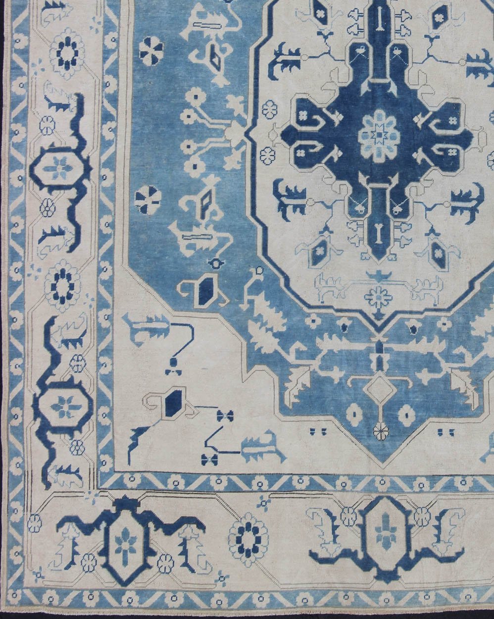 Oushak Rug with Dark and Light Blue Medallion Design Vintage Oushak from Turkey with Creamy Ivory and Blue Design, rug en - 165880, country of origin / type: Turkey / Oushak, circa 1940 This vintage Oushak carpet features a simple navy blue... - Keivan Woven ArtsEN - 165880 - 11253Rug