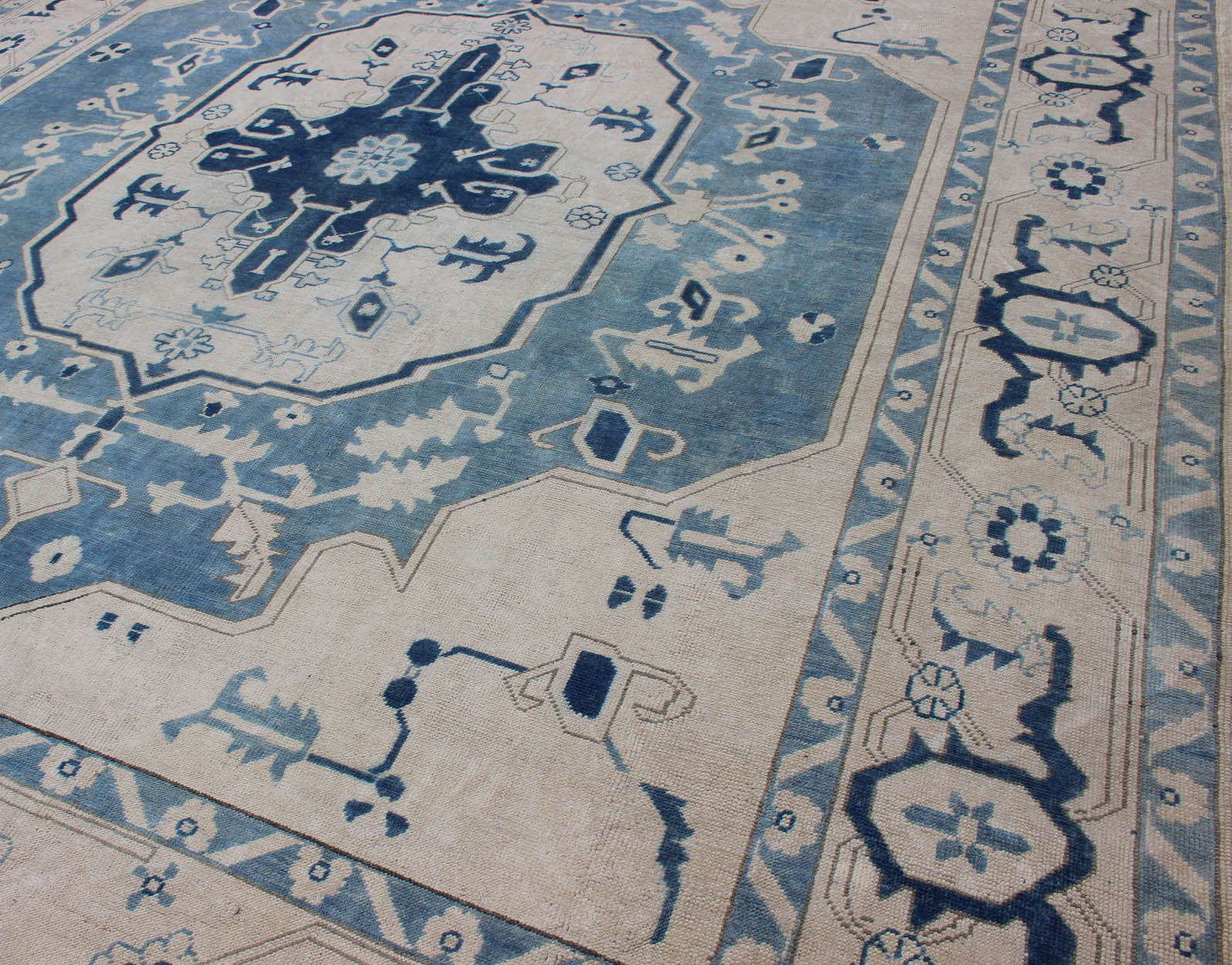 Oushak Rug with Dark and Light Blue Medallion Design Vintage Oushak from Turkey with Creamy Ivory and Blue Design, rug en - 165880, country of origin / type: Turkey / Oushak, circa 1940 This vintage Oushak carpet features a simple navy blue... - Keivan Woven ArtsEN - 165880 - 11253Rug