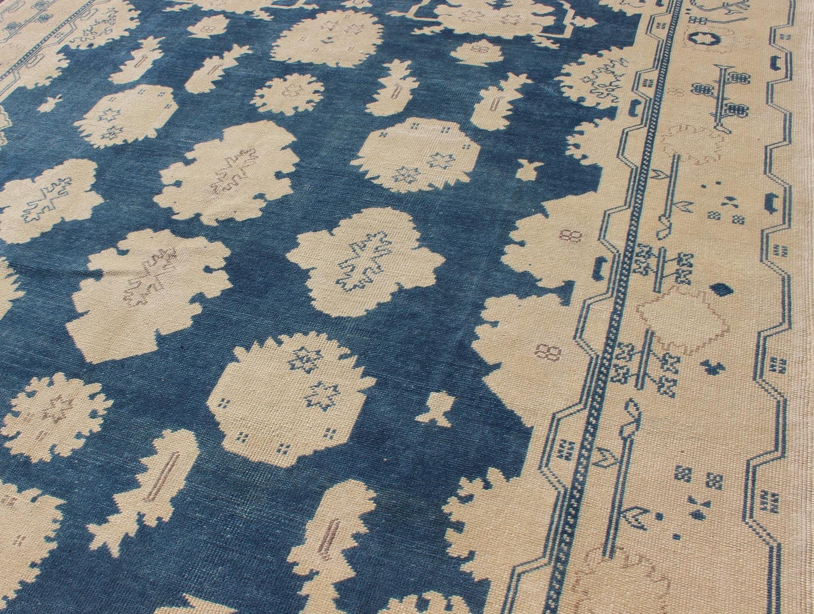 Vintage Turkish Oushak Rug with All - Over Design in Royal Blue and Ivory kwarugs Nude and Royal blue Oushak rug vintage from Turkey with all - over design of etched motifs, rug en - 165934, country of origin / type: Turkey / Oushak, circa 1940. ... - Keivan Woven ArtsEN - 165934 - 10622Rug