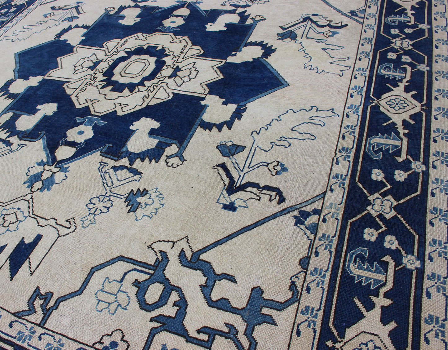 Navy Blue Oushak Rug with Traditional Medallion Design Vintage Oushak with Botanical Medallion Design in Blue and Ivory, rug en - 165935, country of origin / type: Turkey / Oushak, circa 1940 This vintage Oushak carpet from mid - 20th century... - Keivan Woven ArtsEN - 165935 - 11257Rug