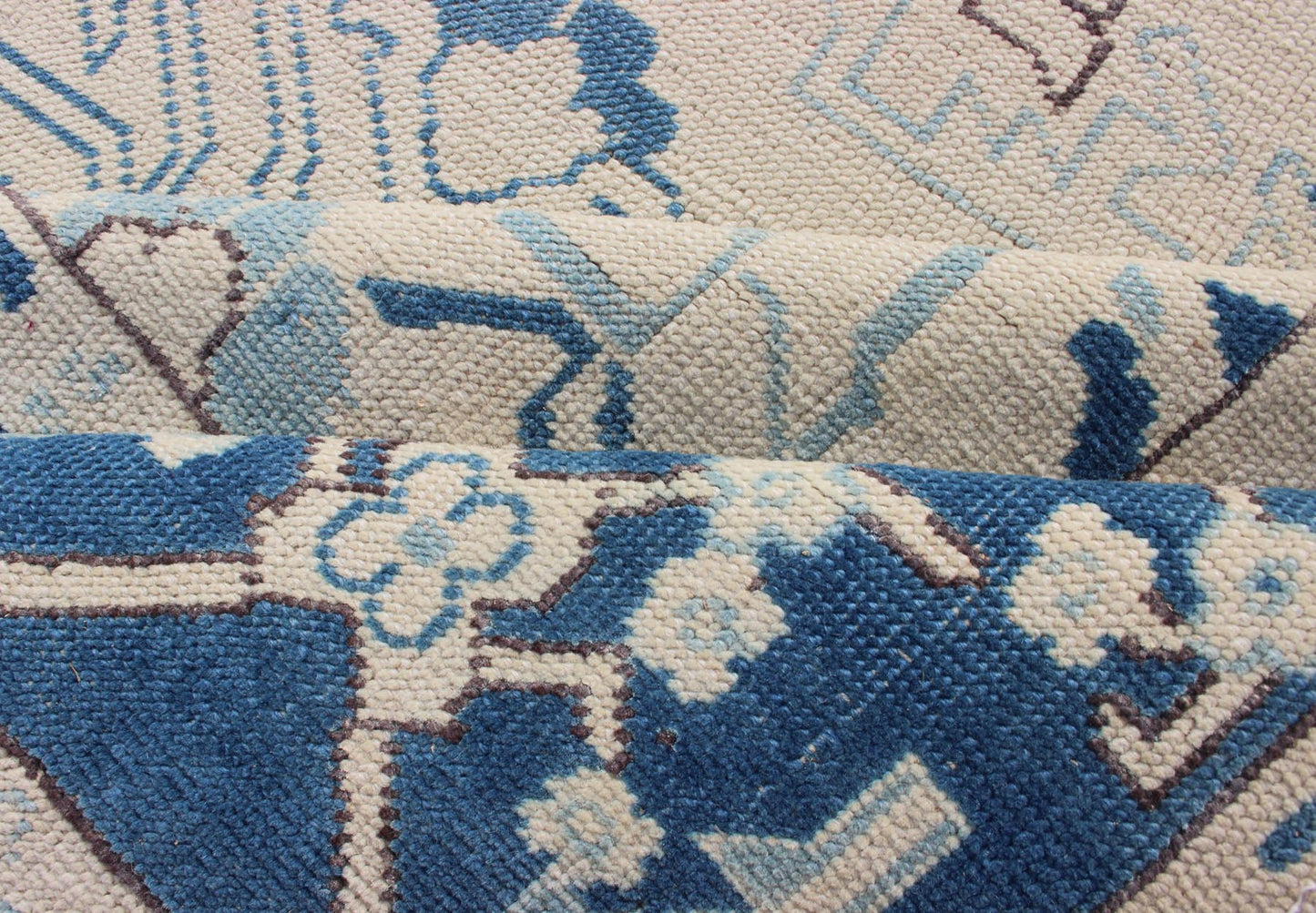 Blue and Ivory Geometric Design Vintage Turkish Rug with Blossoming Medallion kwarugs Geometric design Medallion Oushak rug from 1940's Turkey in ivory and blue tones, rug en - 165321, country of origin / type: Turkey / Oushak, circa 1940. ... - Keivan Woven ArtsEN - 165938 - 10958Rug